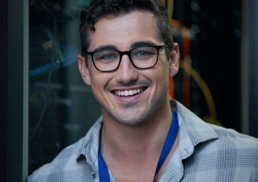 Employé d'un datacenter devant une baie de serveurs.