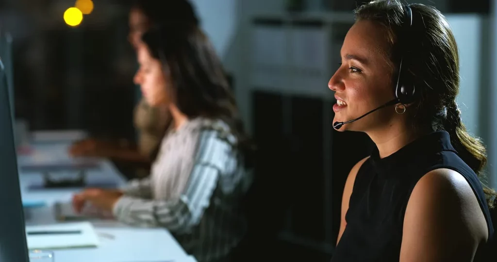 Photo d'une employée de centre d'appel équipée d'un casque VoIP.