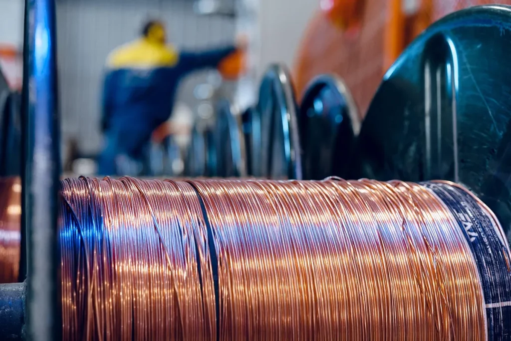 Photo d'une ligne en cuivre en cours de fabrication dans une usine.