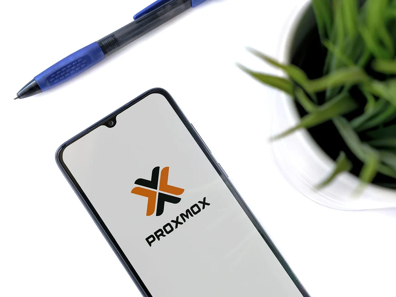 Photo d'un smartphone utilisant l'application Proxmox VE 9.0.
