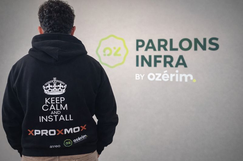 Photo d'un homme avec un hoodie Proxmox avec la marque Ozérim