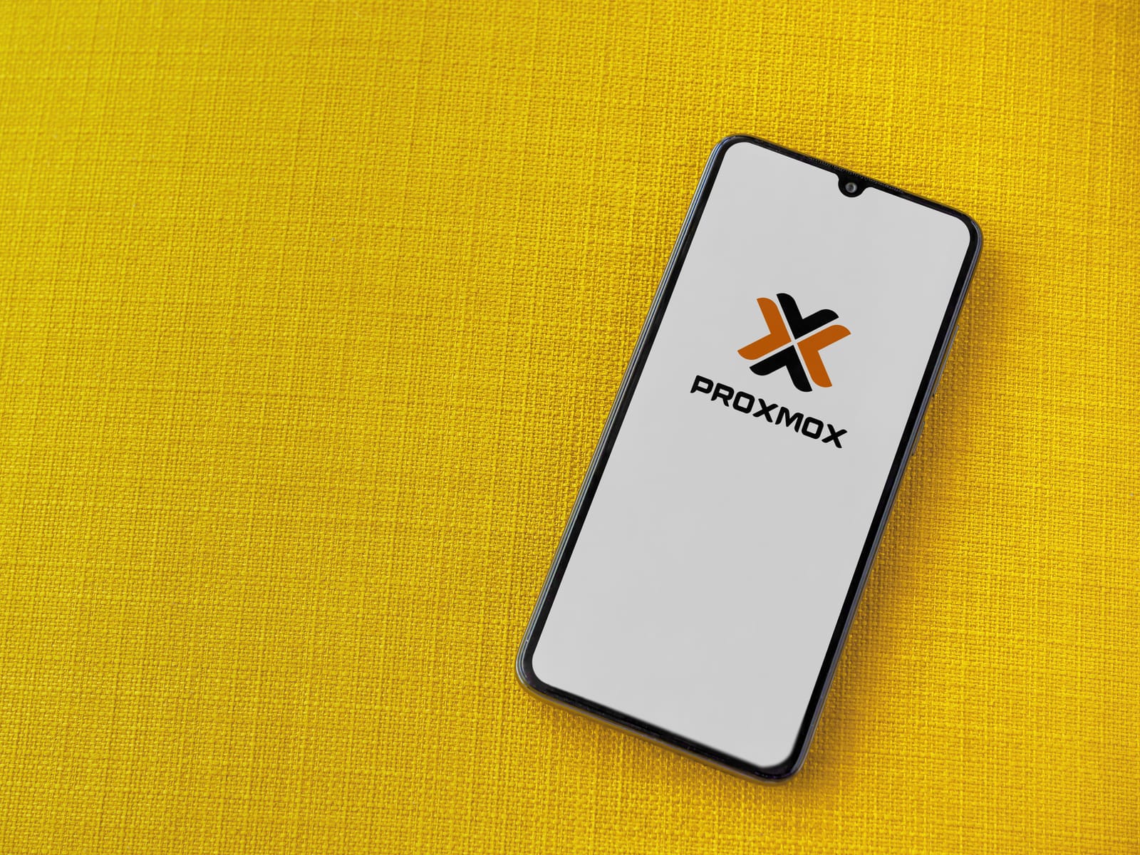 Photo d'un smartphone faisant tourner l'application Proxmox.