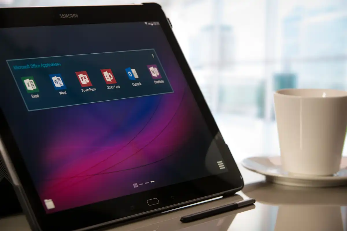 Photo d'une tablette professionnelle avec Office 365, placée sur un bureau d'entreprise. - ©YaYimages / wdnet studio